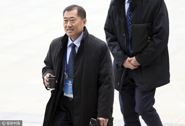获成龙大赞;爷们获得11项托尼奖的音乐剧《汉密尔顿》，主演、编剧和原创词曲林-曼努尔;米兰达此前曾在社交网络上宣布，将把本剧改编成电影，百老汇原班人马全员回归，而迪士尼为此花了7500万美元的版权费用